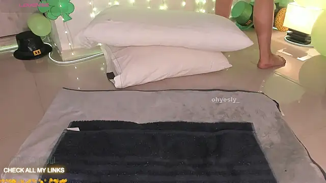 ohyesly  online show from March 13, 2026, 10:11 am