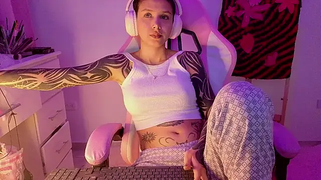 goddess vee  online show from April 17, 2026, 11:08 pm