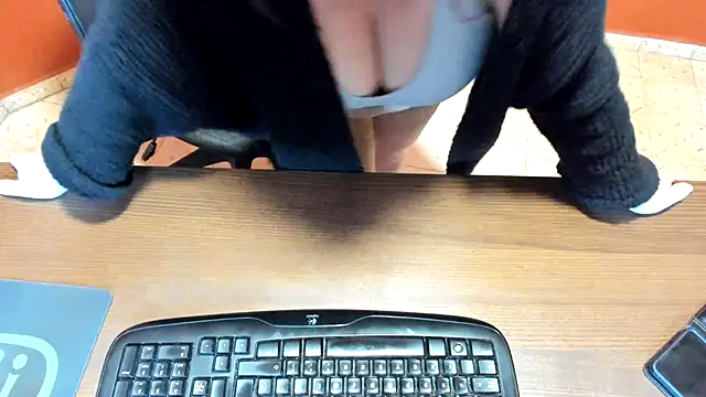 NikkiHolland online show from March 25, 2026, 7:03 am