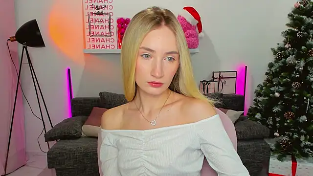 Snapshot of bella__rose chatting on December 22, 2024, 6:17 am bella rose online show from December 22, 2024, 6:17 am