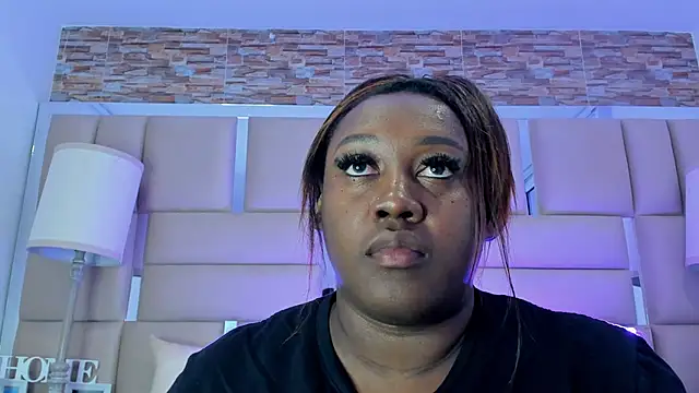 ShaniaBrownn online show from October 4, 2025, 7:34 pm