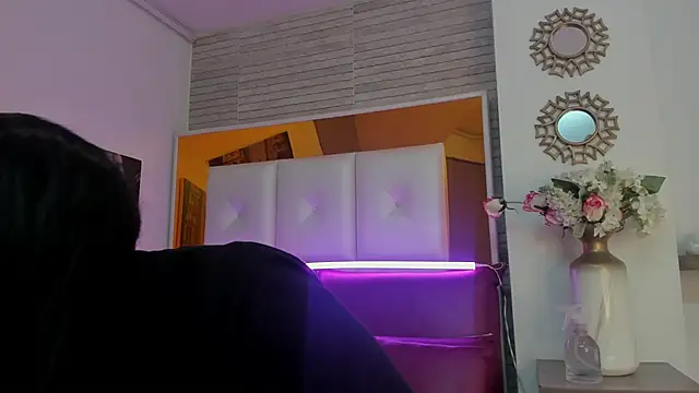 ShaniaBrownn online show from November 4, 2025, 7:57 pm