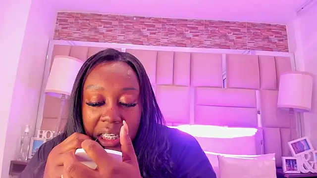 Snapshot of ShaniaBrownn chatting on November 20, 2025, 7:35 pm ShaniaBrownn online show from November 20, 2025, 7:35 pm