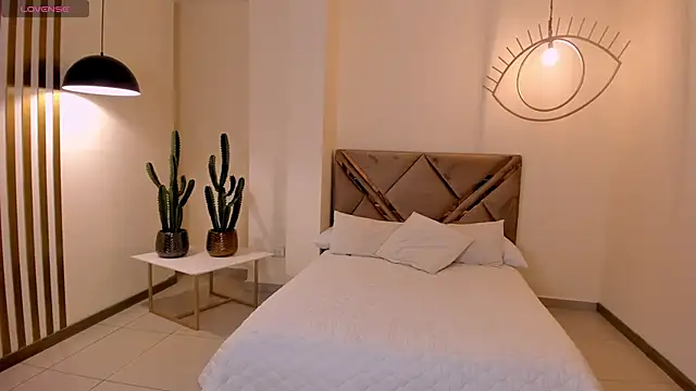 ToriCrossX online show from November 24, 2025, 3:12 pm