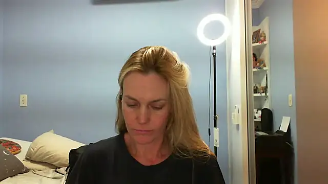 Annylove1 online show from April 7, 2026, 12:38 pm