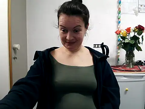 Snapshot of LoveNBloom chatting on December 31, 2024, 5:40 pm LoveNBloom online show from December 31, 2024, 5:40 pm