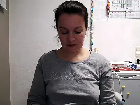 Snapshot of LoveNBloom chatting on January 31, 2025, 6:25 pm LoveNBloom online show from January 31, 2025, 6:25 pm