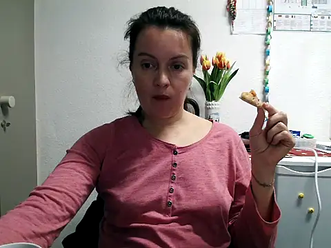 Snapshot of LoveNBloom chatting on February 6, 2025, 7:29 pm LoveNBloom online show from February 6, 2025, 7:29 pm