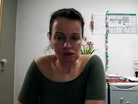 Snapshot of LoveNBloom chatting on February 16, 2025, 6:54 pm LoveNBloom online show from February 16, 2025, 6:54 pm