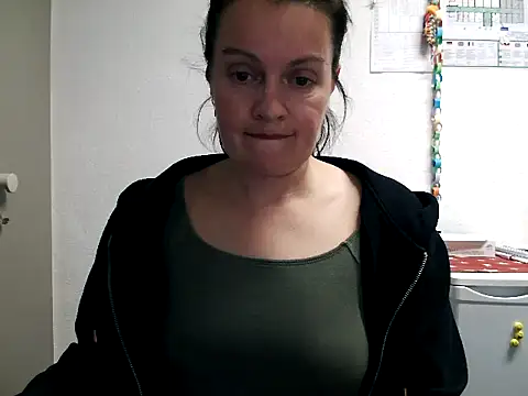 Snapshot of LoveNBloom chatting on March 19, 2025, 6:55 pm LoveNBloom online show from March 19, 2025, 6:55 pm