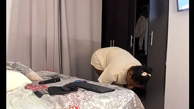  yisela  online show from February 5, 2025, 12:20 am