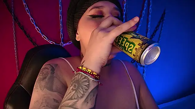 Laura takint online show from December 31, 2024, 4:46 pm