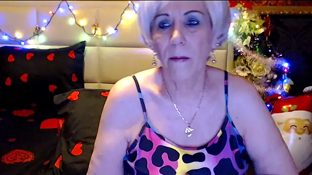 Snapshot of HappyWomanOn chatting on December 16, 2024, 7:10 pm HappyWomanOn online show from December 16, 2024, 7:10 pm