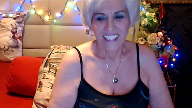 Snapshot of HappyWomanOn chatting on January 4, 2025, 10:34 pm HappyWomanOn online show from January 4, 2025, 10:34 pm