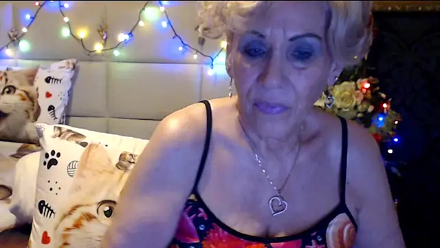 Snapshot of HappyWomanOn chatting on February 9, 2025, 7:30 pm HappyWomanOn online show from February 9, 2025, 7:30 pm