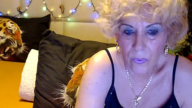 Snapshot of HappyWomanOn chatting on October 17, 2025, 5:59 pm HappyWomanOn online show from October 17, 2025, 5:59 pm