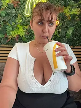 AnneKane online show from June 3, 2026, 2:33 pm