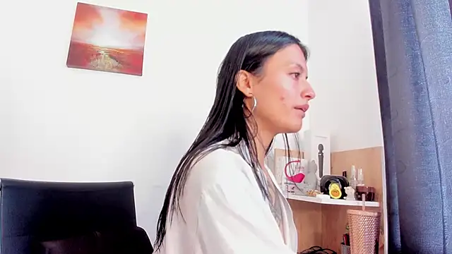 nia  white online show from November 3, 2025, 5:03 pm