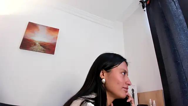 nia  white online show from December 4, 2025, 7:11 pm