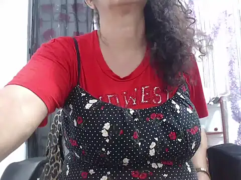 Snapshot of heyline_milf chatting on December 8, 2024, 11:29 pm heyline milf online show from December 8, 2024, 11:29 pm