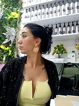 LunaZambrano online show from February 7, 2025, 9:37 pm