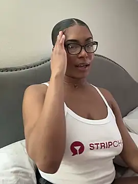 Snapshot of CandyLuxxxx chatting on February 5, 2025, 7:53 pm CandyLuxxxx online show from February 5, 2025, 7:53 pm