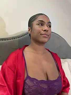 Snapshot of CandyLuxxxx chatting on February 28, 2025, 10:30 am CandyLuxxxx online show from February 28, 2025, 10:30 am