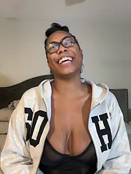 Snapshot of CandyLuxxxx chatting on March 9, 2025, 3:01 am CandyLuxxxx online show from March 9, 2025, 3:01 am