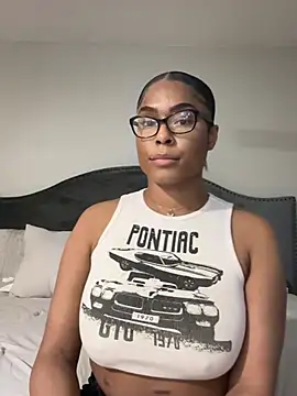 Snapshot of CandyLuxxxx chatting on March 19, 2025, 6:57 am CandyLuxxxx online show from March 19, 2025, 6:57 am
