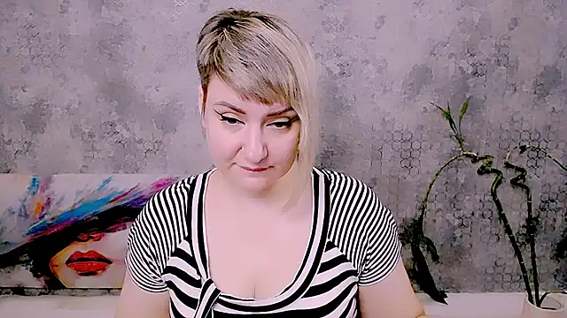 Snapshot of Djullia chatting on July 3, 2026, 6:09 am Djullia online show from July 3, 2026, 6:09 am