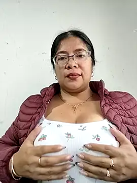   valentina18 online show from November 13, 2025, 1:10 pm