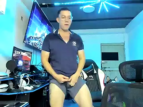 davinalhot online show from April 13, 2026, 3:34 am