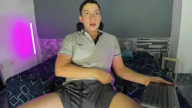 davinalhot online show from April 21, 2026, 7:03 am