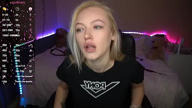 AmandaFiree online show from October 8, 2025, 5:05 am