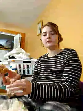 Snowbunnycake 131 online show from December 7, 2024, 6:37 pm