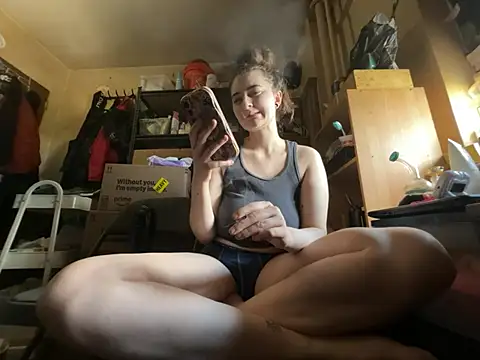 Snapshot of Snowbunnycake_131 chatting on June 17, 2026, 9:05 pm Snowbunnycake 131 online show from June 17, 2026, 9:05 pm