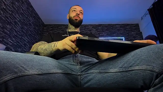 Snapshot of JonahHunt chatting on February 15, 2025, 10:31 pm JonahHunt online show from February 15, 2025, 10:31 pm