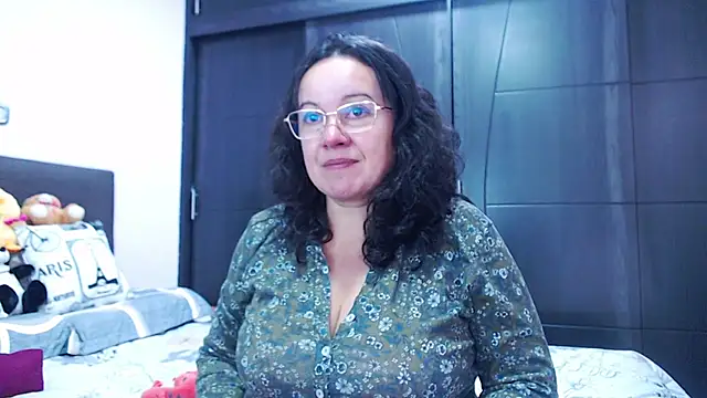 Sonialorens  online show from September 9, 2025, 4:17 pm