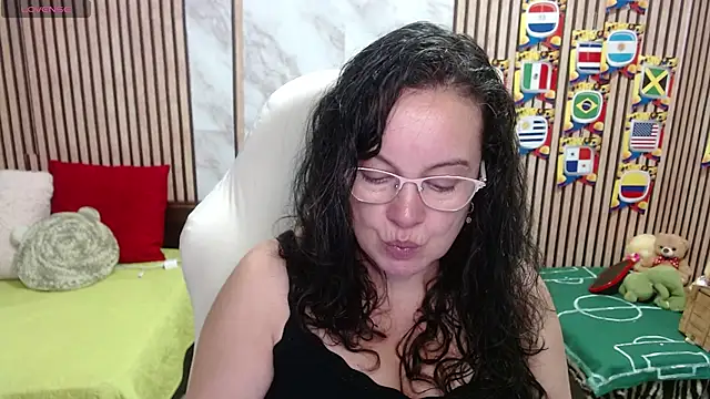 Snapshot of Sonialorens_ chatting on July 16, 2026, 4:35 pm Sonialorens online show from July 16, 2026, 4:35 pm