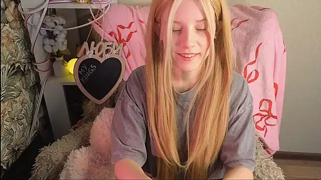 sarakaell online show from March 15, 2026, 1:44 am