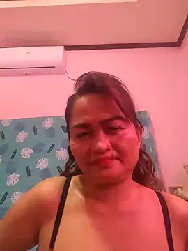 Snapshot of hotmommm4you chatting on October 4, 2025, 6:22 am hotmommm4you online show from October 4, 2025, 6:22 am