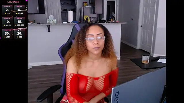 Snapshot of RylHoneyy chatting on July 10, 2026, 9:17 pm RylHoneyy online show from July 10, 2026, 9:17 pm