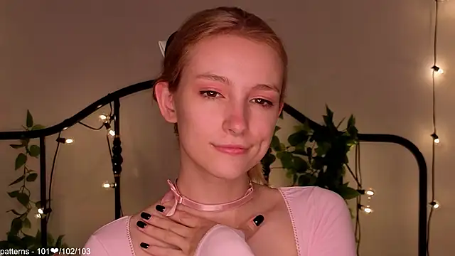 Snapshot of berrry_girl chatting on May 15, 2026, 12:01 pm berrry girl online show from May 15, 2026, 12:01 pm