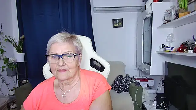 Snapshot of Selenna57 chatting on April 7, 2026, 5:35 pm Selenna57 online show from April 7, 2026, 5:35 pm