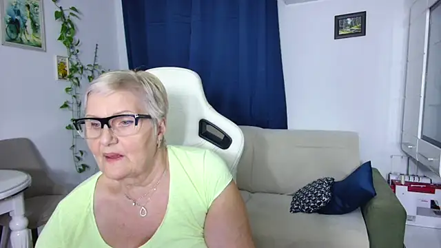 Snapshot of Selenna57 chatting on April 11, 2026, 5:28 pm Selenna57 online show from April 11, 2026, 5:28 pm