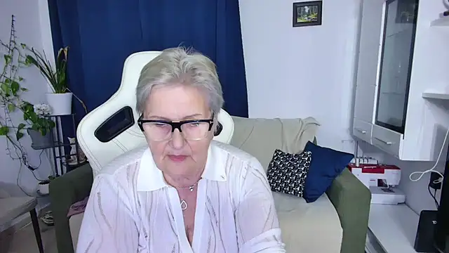 Snapshot of Selenna57 chatting on April 14, 2026, 4:57 pm Selenna57 online show from April 14, 2026, 4:57 pm