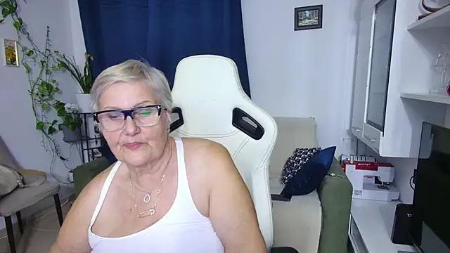 Snapshot of Selenna57 chatting on April 20, 2026, 5:48 pm Selenna57 online show from April 20, 2026, 5:48 pm