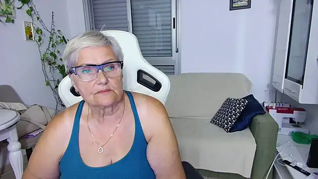 Snapshot of Selenna57 chatting on May 27, 2026, 5:21 pm Selenna57 online show from May 27, 2026, 5:21 pm