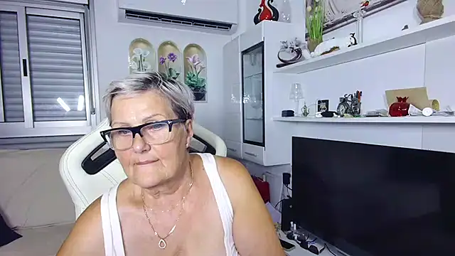 Snapshot of Selenna57 chatting on July 16, 2026, 5:30 pm Selenna57 online show from July 16, 2026, 5:30 pm
