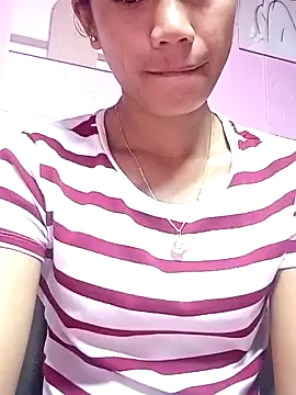 Snapshot of Cutie_body11 chatting on November 19, 2025, 12:21 am Cutie body11 online show from November 19, 2025, 12:21 am